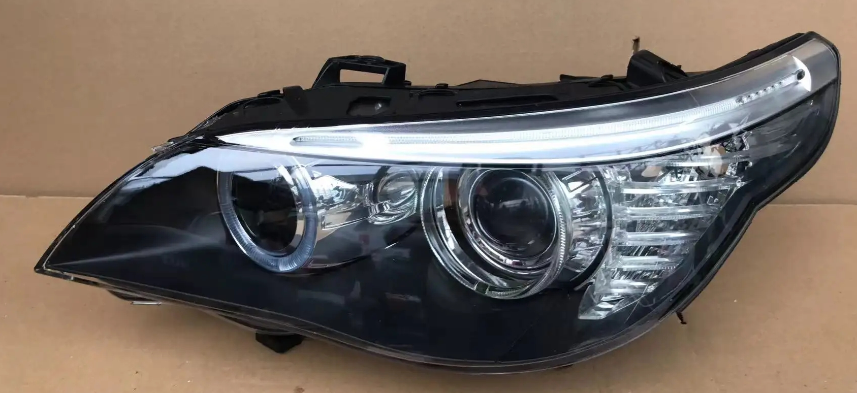 汽车车灯总体用胶解决方案